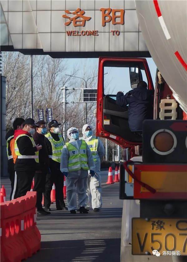 332月16日，洛阳高速交警在洛阳收费站进行防控疫情检查。.jpg